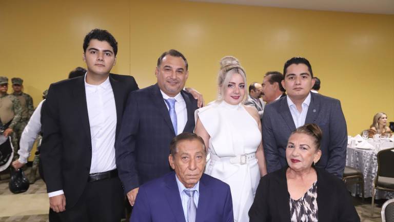 Jesús Antonio Castillo Lizárraga junto a su esposa, Norma Alicia Zamudio de Lizáraga; sus hijos, David Ernesto y Jesús Antonio, y sus papás, Rigoberto Castillo y Silvia del Carmen Lizárraga.