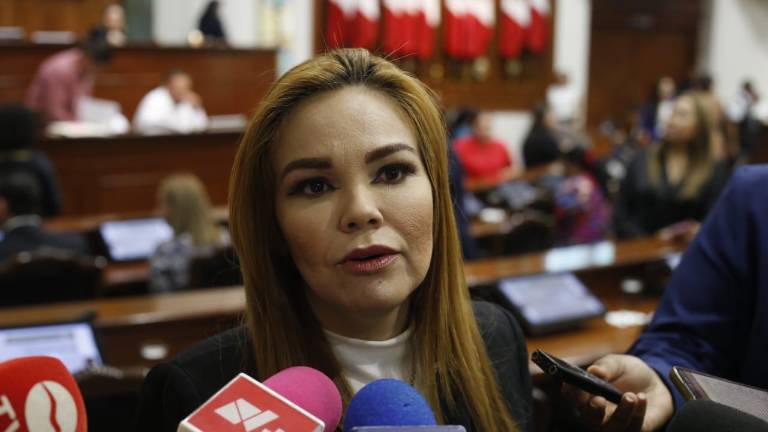 A Paola Gárate Valenzuela, Diputada local del PRI, le apagaron el micrófono en el Congreso de Sinaloa.