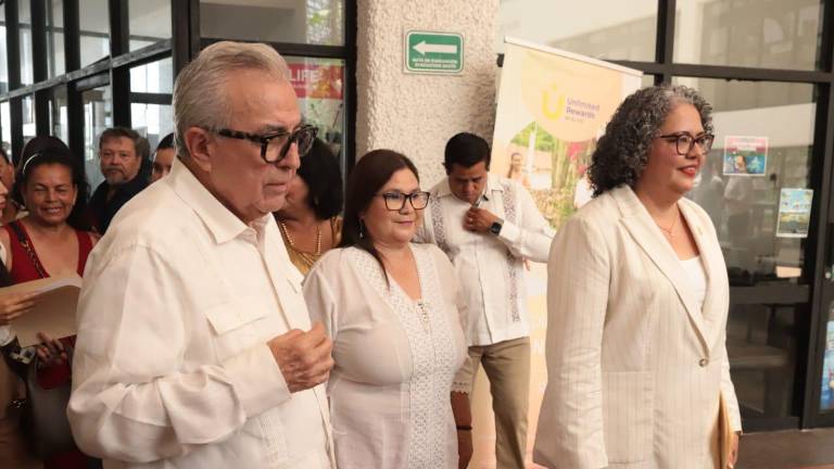 Imelda Castro (centro) estuvo presente este domingo en el primer informe legislativo de la Diputada Graciela Domínguez en Mazatlán, junto al Gobernador Rubén Rocha Moya.