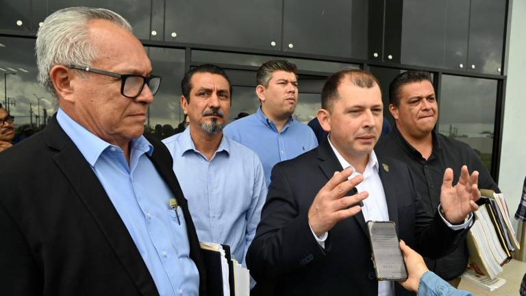 Robespierre Lizárraga Otero sale de la audiencia ante el juez, el cual difirió la audiencia inicial para este jueves.