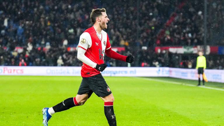 Santiago Giménez de nuevo fue la figura del Feyenoord.