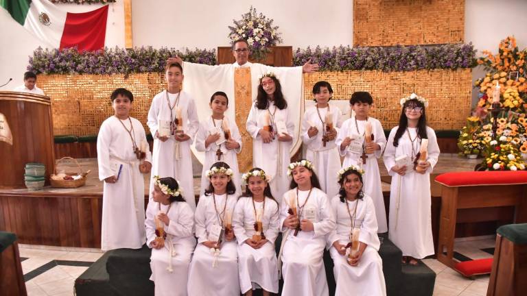 Padre Xaveriano Ramón Cerratos Ríos entre los pequeños comulgantes.