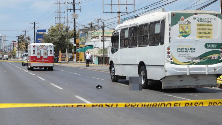 Un camión urbano arrolló al adulto mayor este domingo cuando circulaba por la avenida Rafael Buelna.