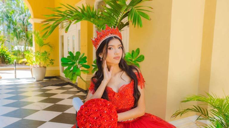 Oyuki Loc Sánchez feliz de festejar sus 15 años.