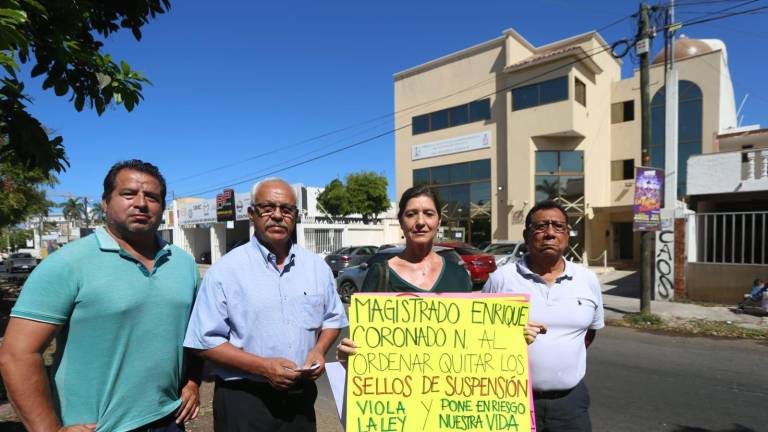 Vecinos del Cerro de la Nevería acudieron al Tribunal de Justicia Administrativa, para que el Magistrado Enrique Coronado les diera una explicacióndel por qué autorizó la reanudación de construcción de edificio.