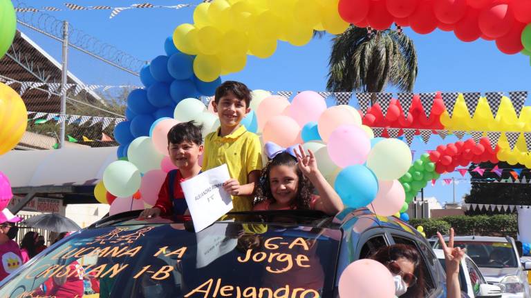 Con globos, música y leyendas escritas en sus autos, los alumnos disfrutaron el Día del Niño.