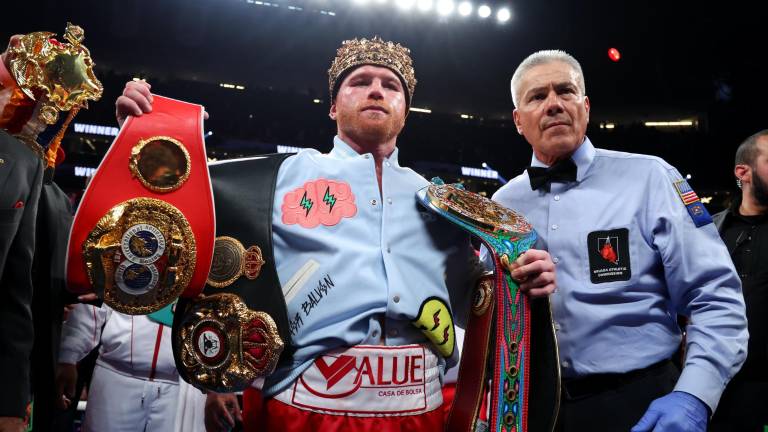 Saúl “Canelo” Álvarez retuvo sus cetros.
