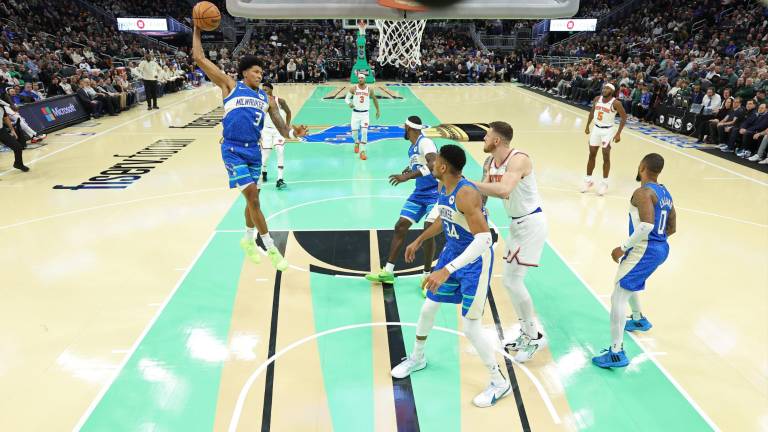 Los Bucks dominaron la duela ante los Knicks.