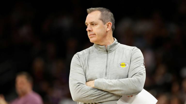Frank Vogel dirigió a los Lakers por tres campañas. Ganó un campeonato.