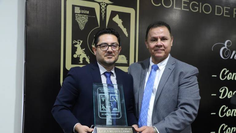 Guillermo Hernández Lizárraga, Contador Distinguido del año 2022, recibe de manos del tesorero municipal, Melesio Montoya Peinado, que asistió en representación del Alcalde Édgar González, el premio.