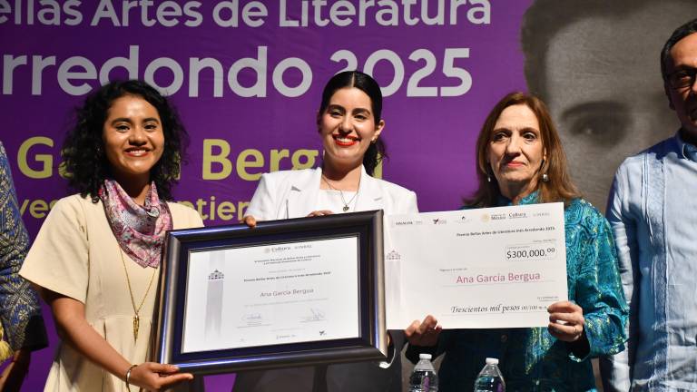 La escritora Ana García Bergua recibió el galardón de manos de Ana Chiquete, titular de la Secretaría de las Mujeres, con ellas Nadia López García, coordinadora de Literatura del INBAL.