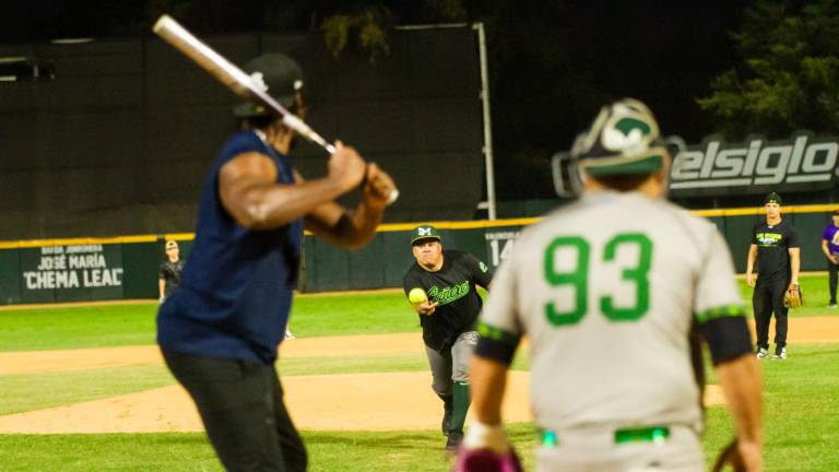 Pioneros de Los Mochis juega softbol con algunos elementos de Cañeros.