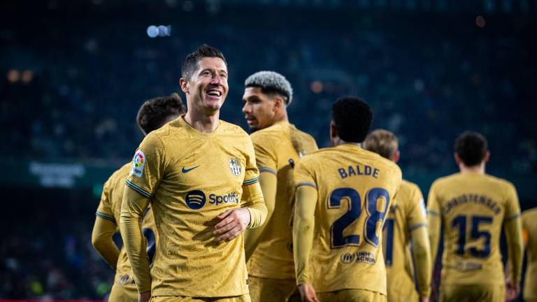 Robert Lewandowski anota uno de los goles azulgranas.