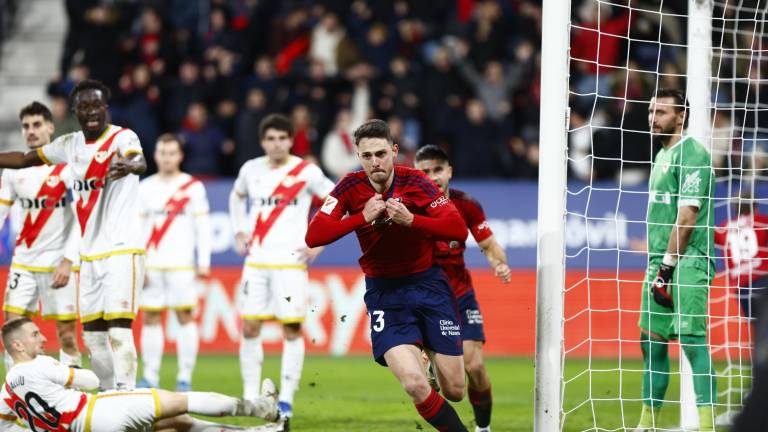 Raúl García de Haro celebra su agónico gol con el que el Osasuna derrotó al Rayo Vallecano.