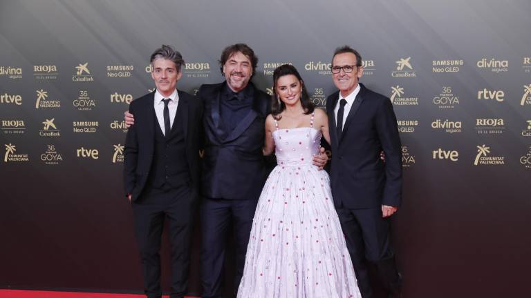 En una gala presencial, con medidas sanitarias por la pandemia, inició el desfile por la alfombra roja en el Palau de les Arts de Valencia.