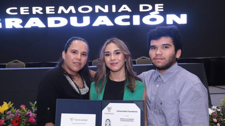 Mónica, Alejandra y Sebastián Chacón.