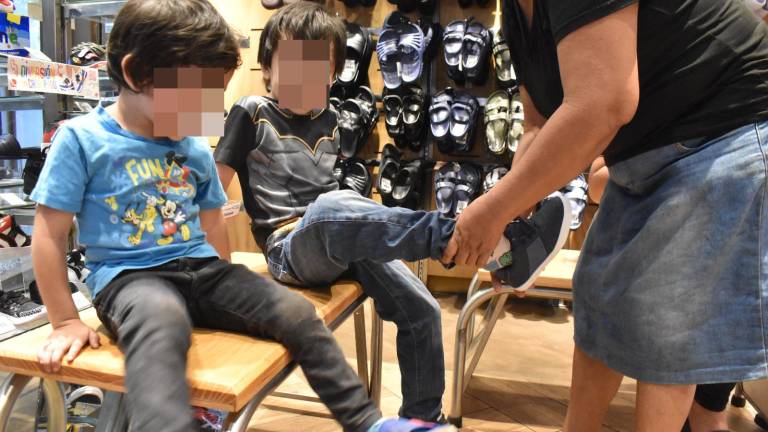 Los comerciantes del Mercado Garmendia han tenido incremento de ventas de calzado este fin de semana.