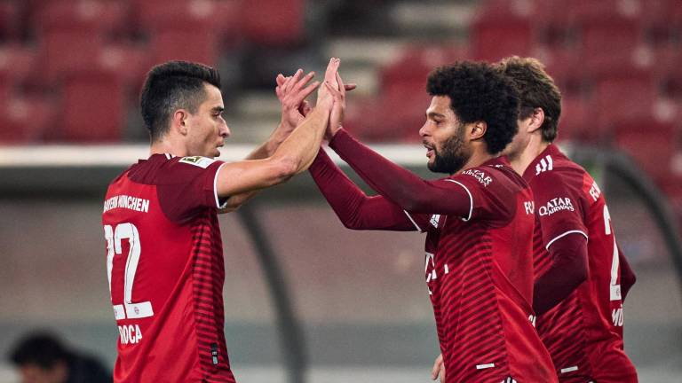 Bayern Múnich goleó al Stuttgart para seguir cómodamente como líder de la Bundesliga alemana.