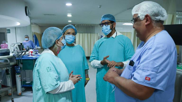 Personal de la Secretaría de Salud de la CDMX donde atendieron a heridos de la explosión de la pipa de gas en Iztapalapa.