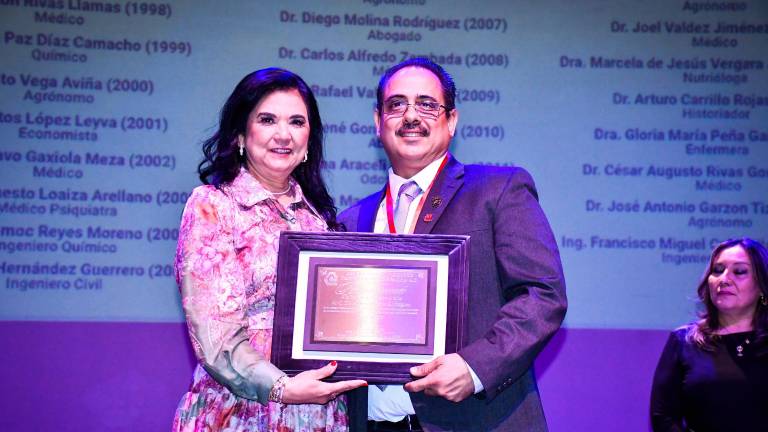 Andrés Ultreras Rodríguez es reconocido por la Asociación de Colegios de Profesionistas de Sinaloa A.C.