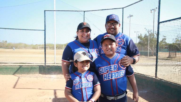 Carlos Guzmán junto a su esposa e hijos.