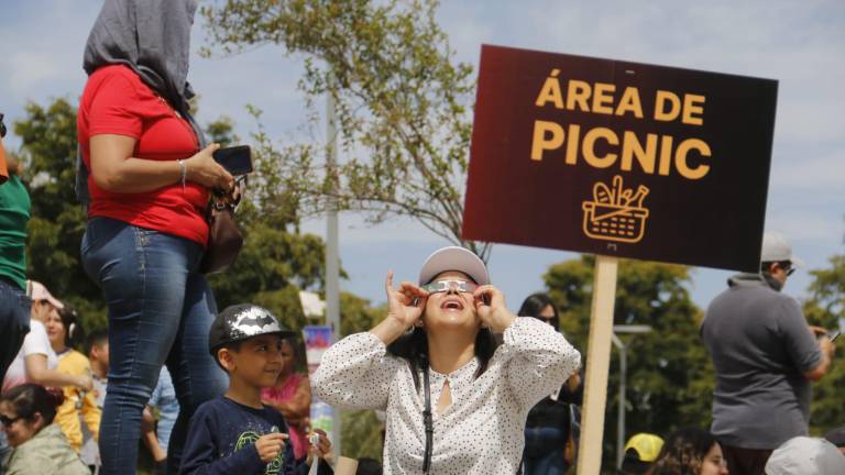 Para la observación del eclipse se programó un acto especial que reunió a más de 8 mil personas sobre el césped del Jardín Evolutivo del Centro de Ciencias de Sinaloa.