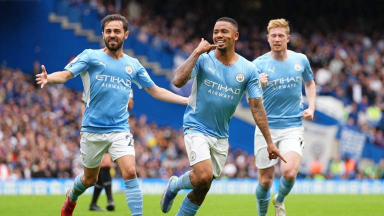 Gabriel Jesús celebró el gol con el que Manchester City superó al Chelsea.