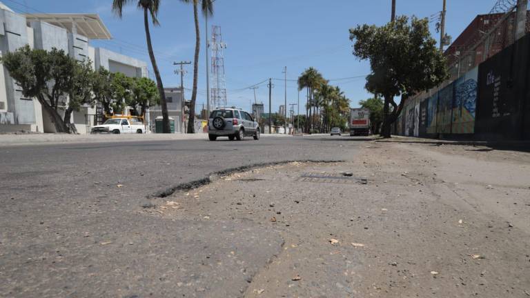 El tramo norte-sur de la avenida Emilio Barragán sigue sin ser rehabilitado, a pesar del compromiso oficial de las autoridades, denuncia el PAN Mazatlán.