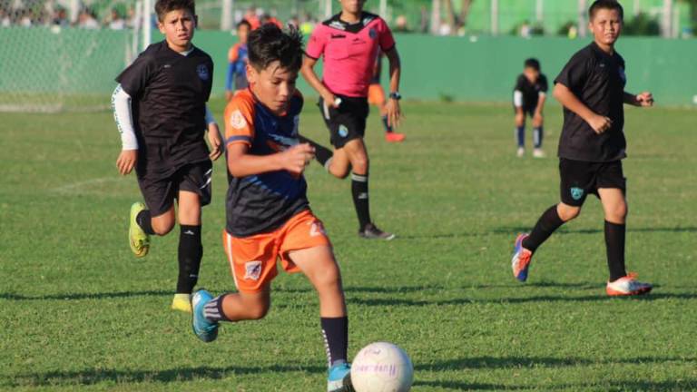 Huracanes se corona en la categoría Infantil.
