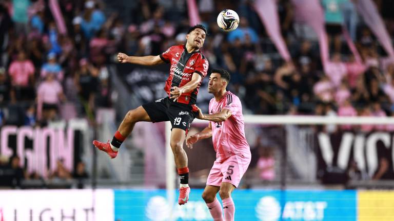 Con dos asistencias de Lionel Messi y el debut de Rodrigo De Paul, Inter Miami se impuso 2-1 ante Atlas en un duelo cargado de tensión y dramatismo.