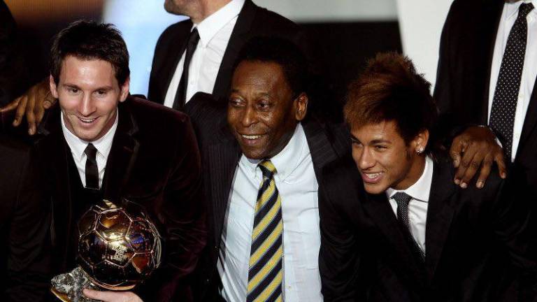 Pelé continúa con sus problemas de salud.