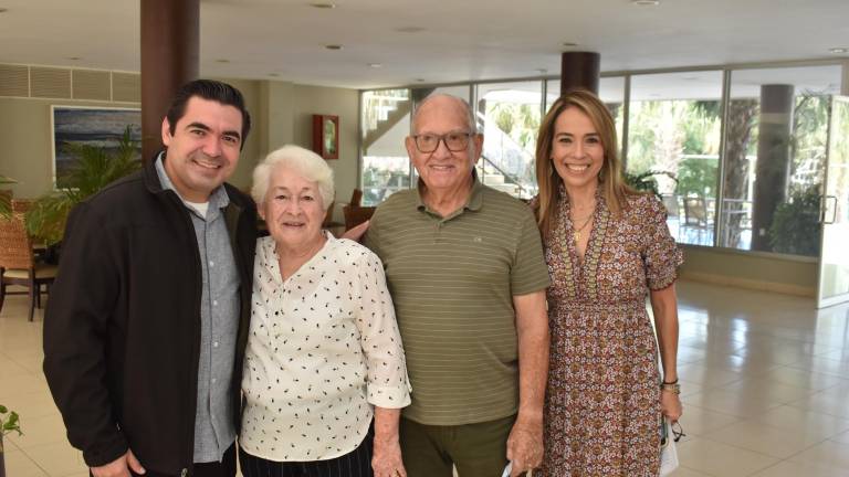 Padre Samuel Félix, Mayra Garibaldi, Humberto González y Lupita Victoria.