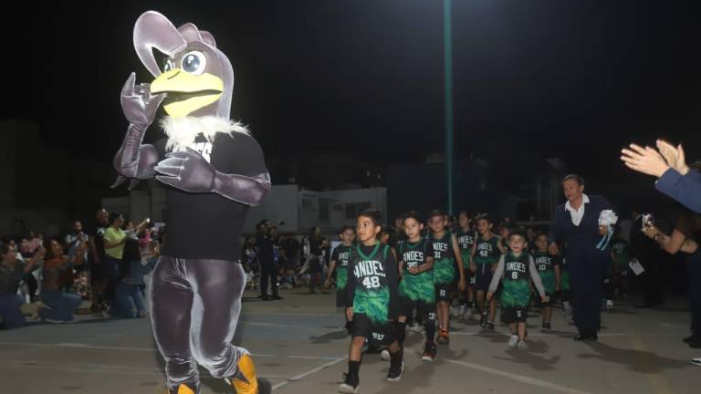 El desfile de la escuadra anfitriona.