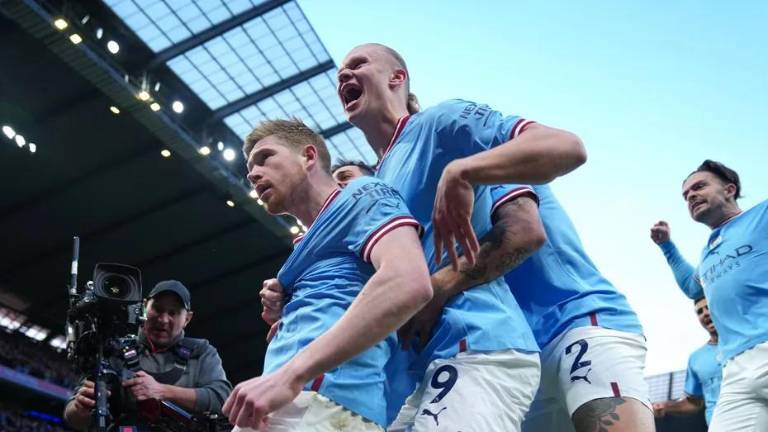 De Bruyne y Haaland protagonizan una impresionante victoria por 4-1 sobre el Arsenal.