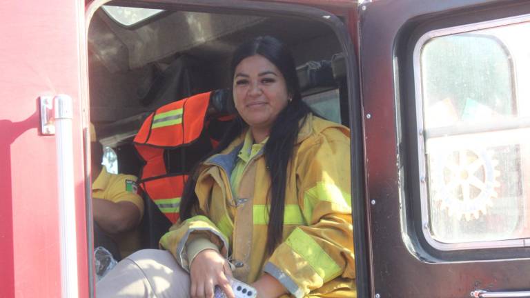 Rosario encuentra en su hijo de 6 años la fortaleza para cumplir su compromiso en Protección Civil.