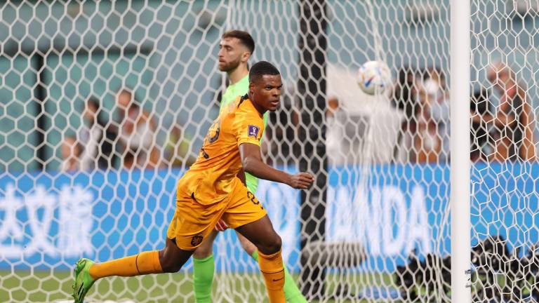 Denzel Dumfries anotó el gol definitivo de Países Bajos.