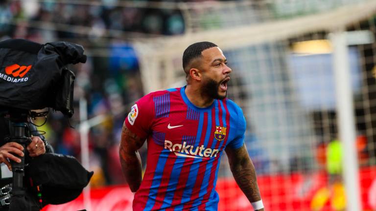 Memphis Depay facturó el penal que le dio el triunfo al Barcelona.