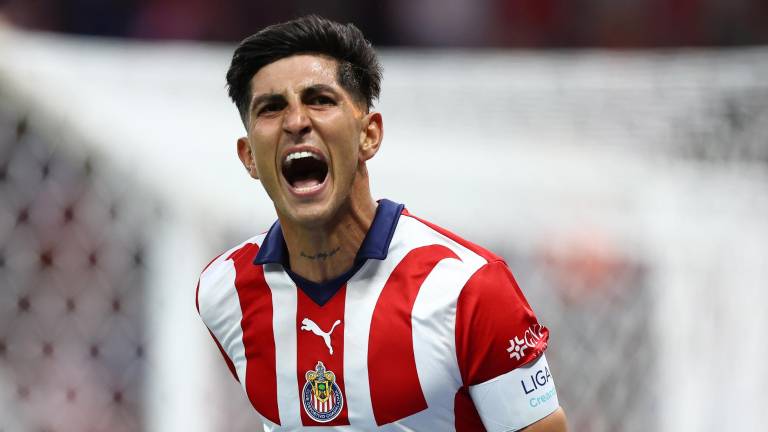 Víctor Guzmán anota el segundo gol de Chivas.