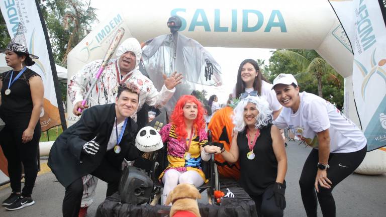La capitana Lupita Medina junto a su equipo El extraño mundo de Jack, integrando por Carlos y Daniel Salazar; Karla Gavica, Karla Medina y la mascota El Güero Gavica, ganaron el primer lugar. Aquí junto a Fabiola Verde, directora del Instituto Municipal del Deporte.