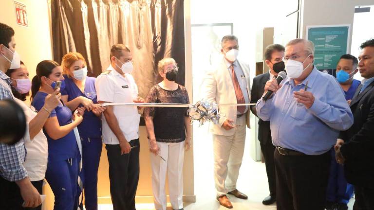 Autoridades del hospital y el homenajeado realizaron el corte del listón.