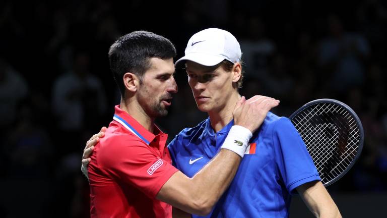 Novak Djokovic cruza palabras con su rival Tylor Fritz, a quien venció en los cuartos de final en Melbourne.