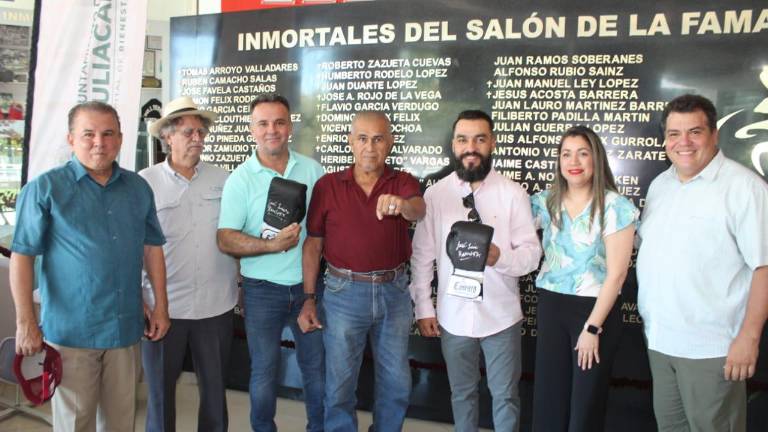 José Luis “Zurdo” Ramírez muestra su anillo conmemorativo junto a las autoridades.