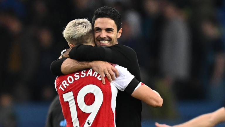 Leandro Trossard es felicitado por Mikel Arteta.