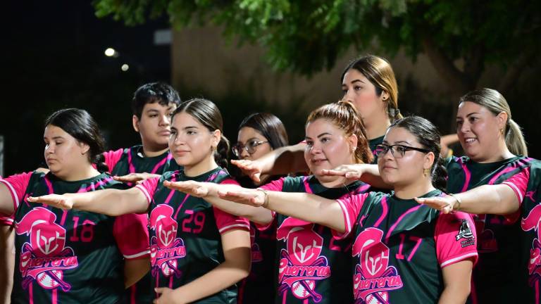 Las softbolistas rinden protesta durante la ceremonia inaugural.