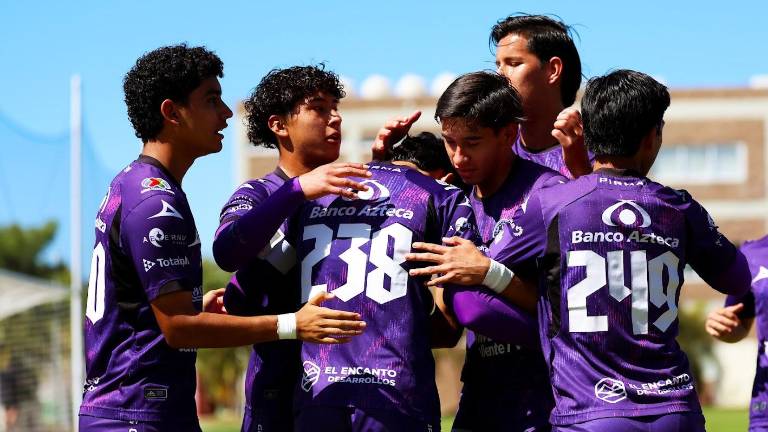 Jesús Valdez (238) es felicitado por sus compañeros, tras anotar uno de los goles de La Armería Sub 19.