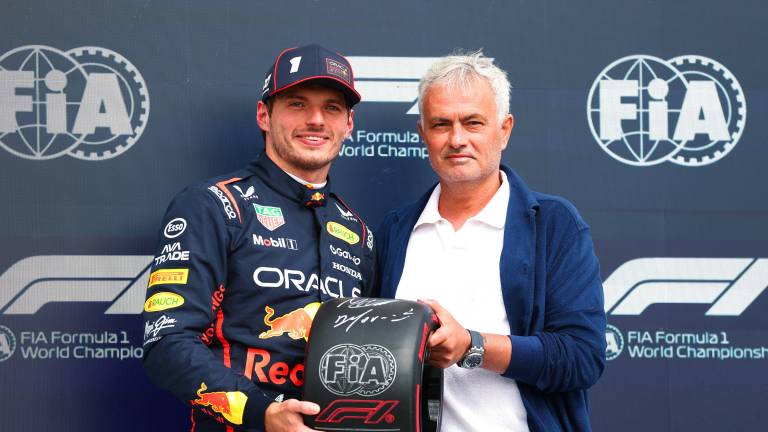 Max Verstappen recibe el neumático de la pole de manos del técnico José Mourinho.