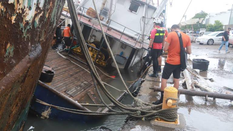 Barco camaronero que se hundió la mañana de ayer domingo en el muelle del Parque Bonfil.