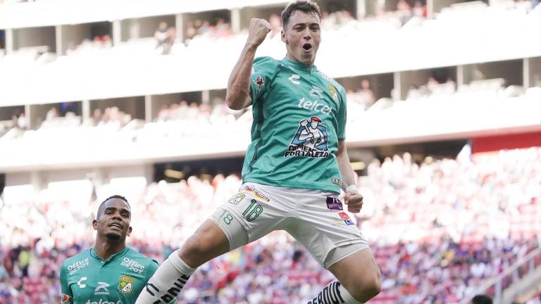 Federico Viñas marca de penal por León.