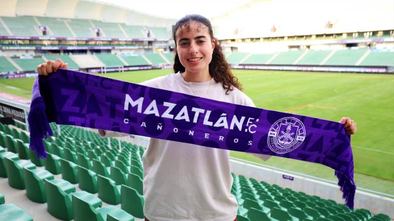 Soumaya Bouak se desempeña como mediocampista.
