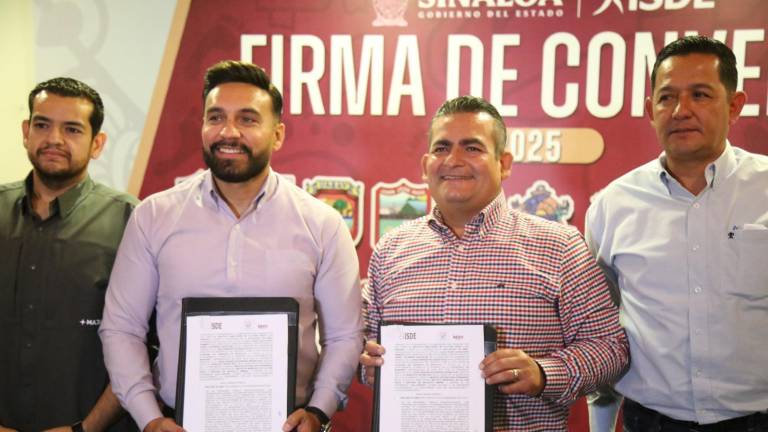 Julio Cascajares y Jorge Rosario Bojórquez Berrelleza muestran el convenio firmado.